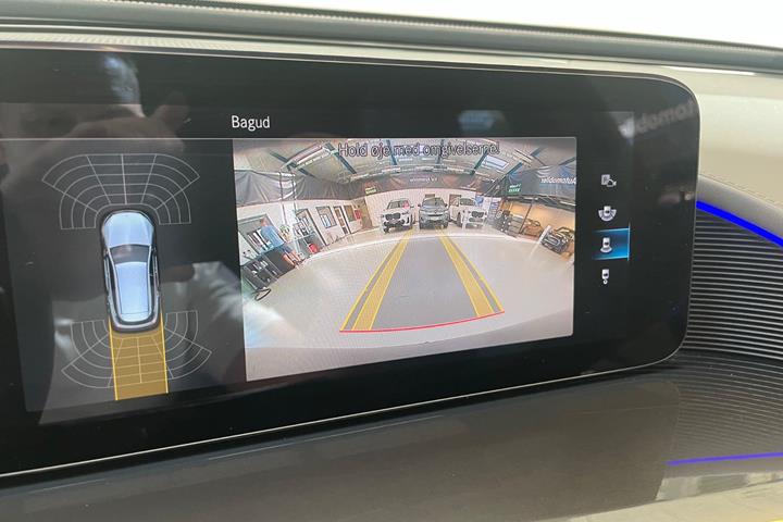 Blå Mercedes EQC400 fra 2021