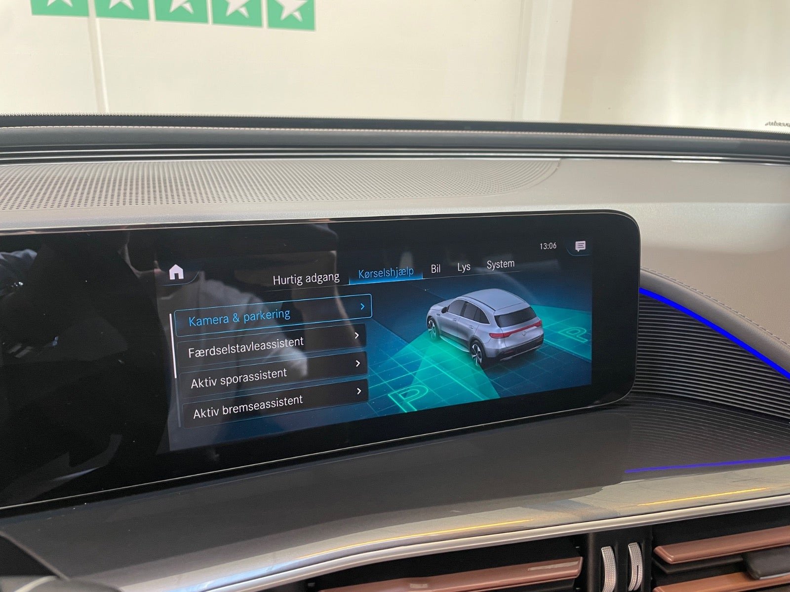 Blå Mercedes EQC400 fra 2021