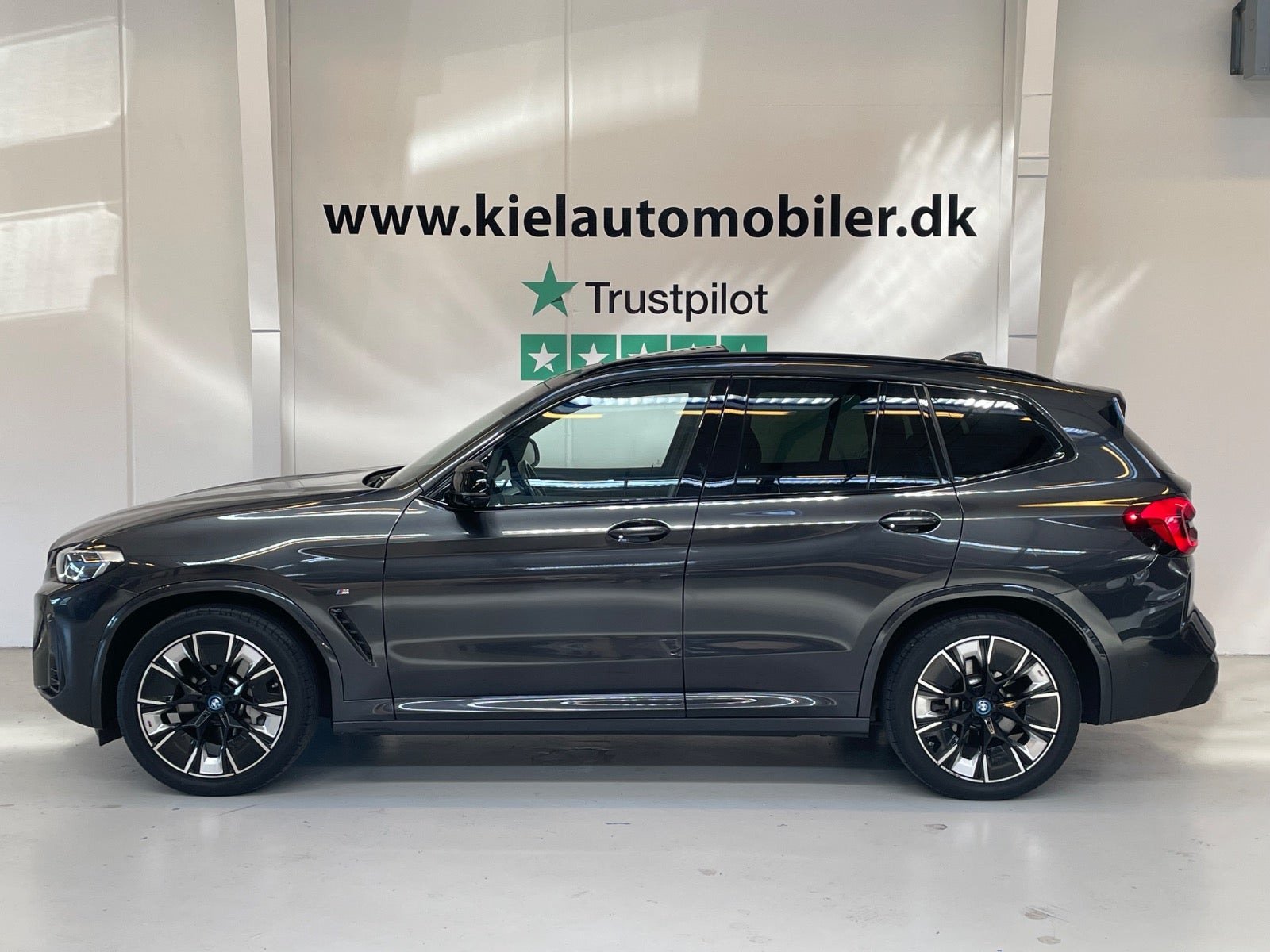 Grå BMW iX3 fra 2023