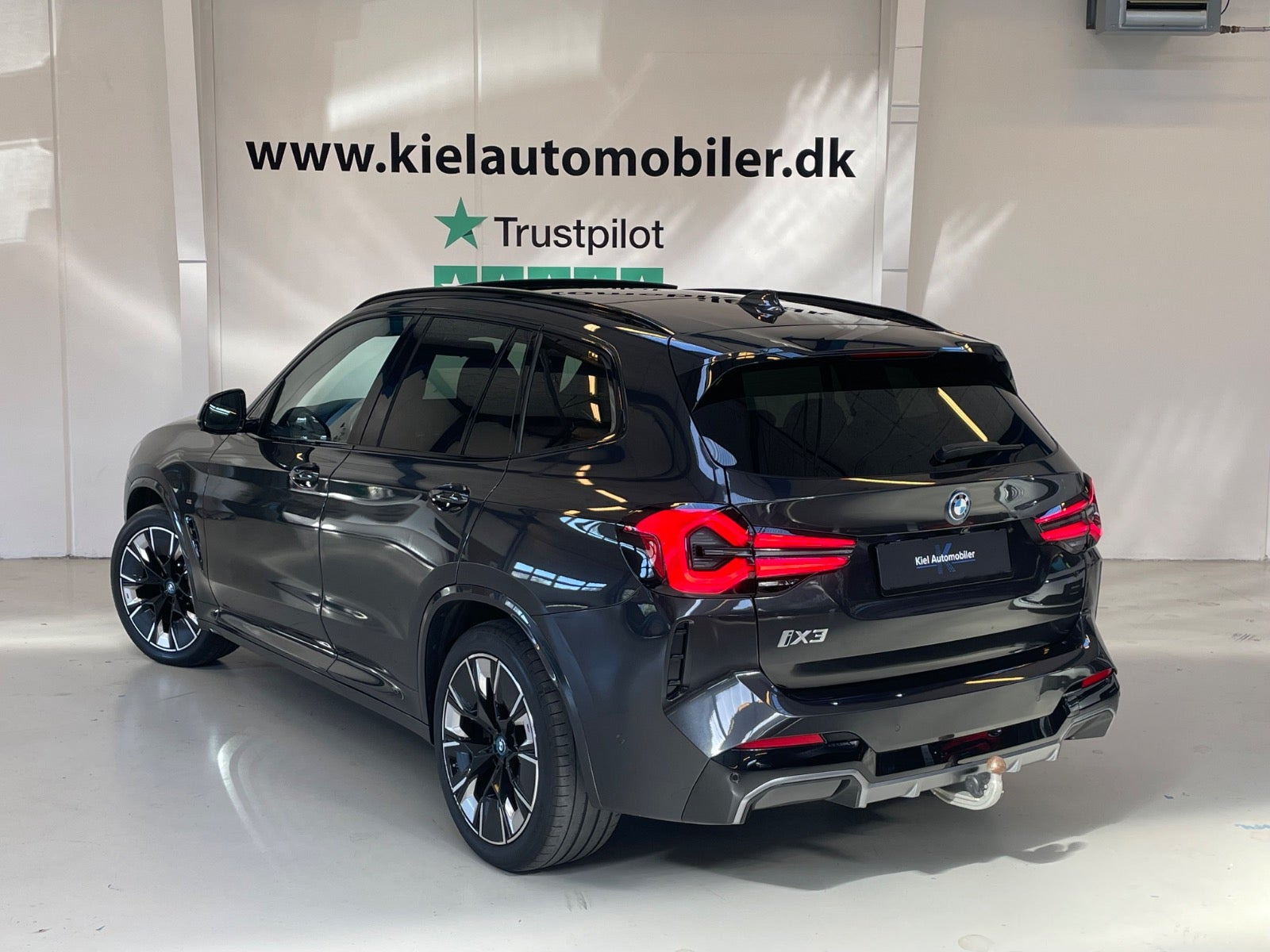Grå BMW iX3 fra 2023