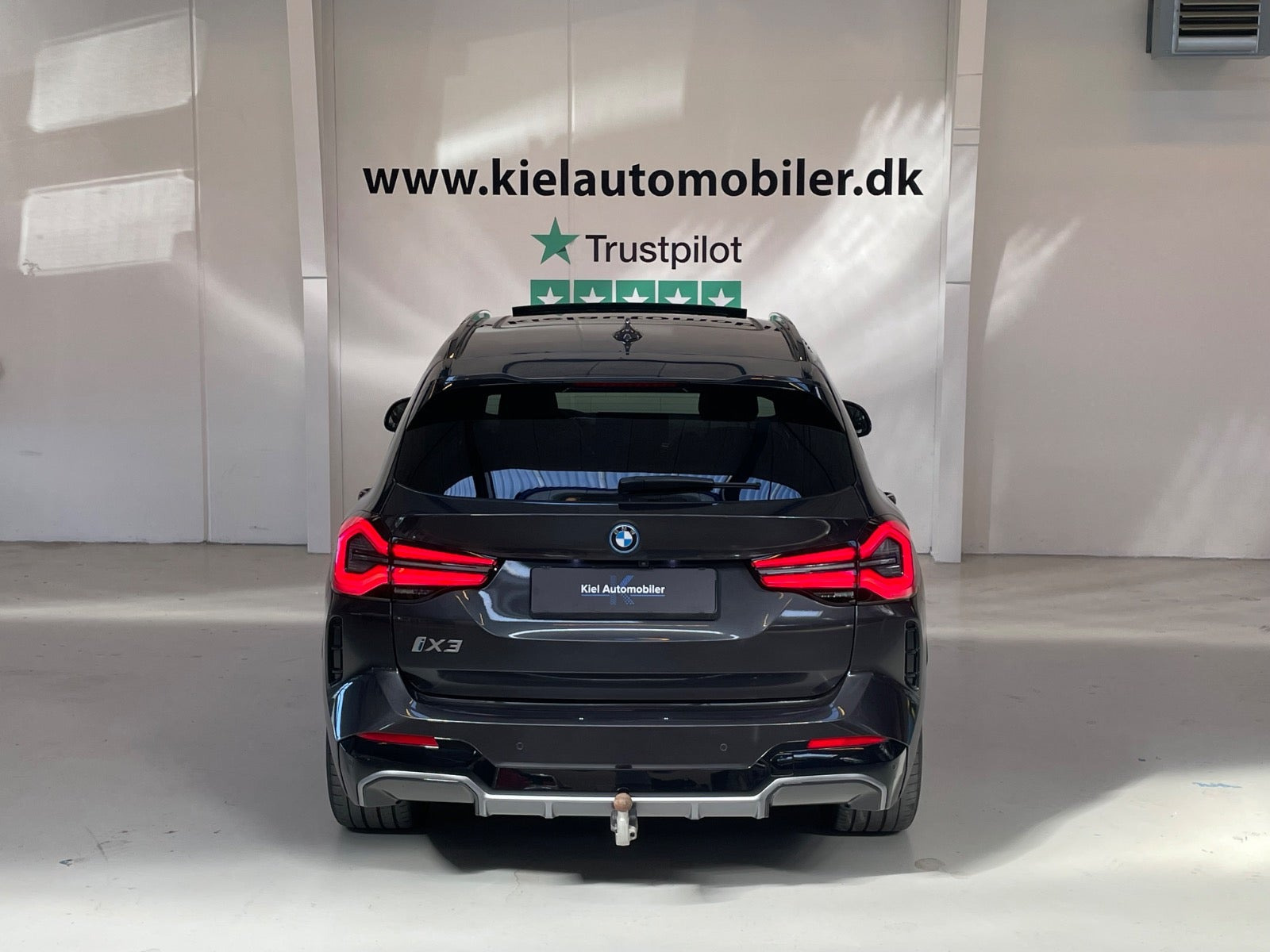 Grå BMW iX3 fra 2023