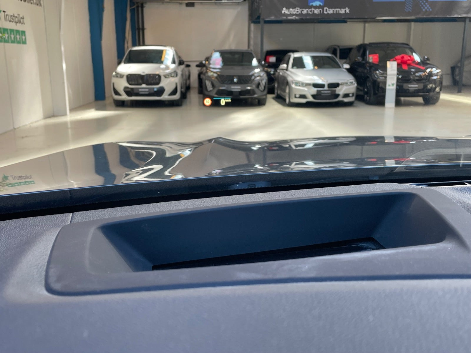 Grå BMW iX3 fra 2023