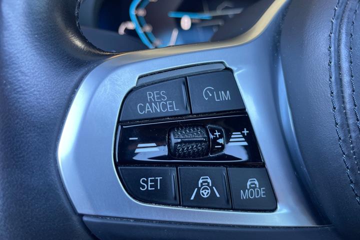 Grå BMW iX3 fra 2023