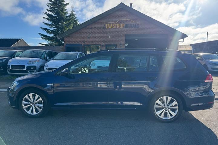 Blå VW Golf VII fra 2019