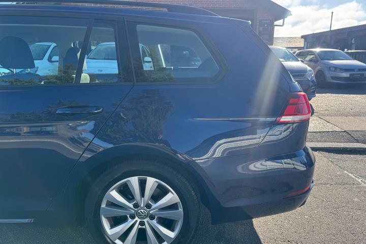Blå VW Golf VII fra 2019