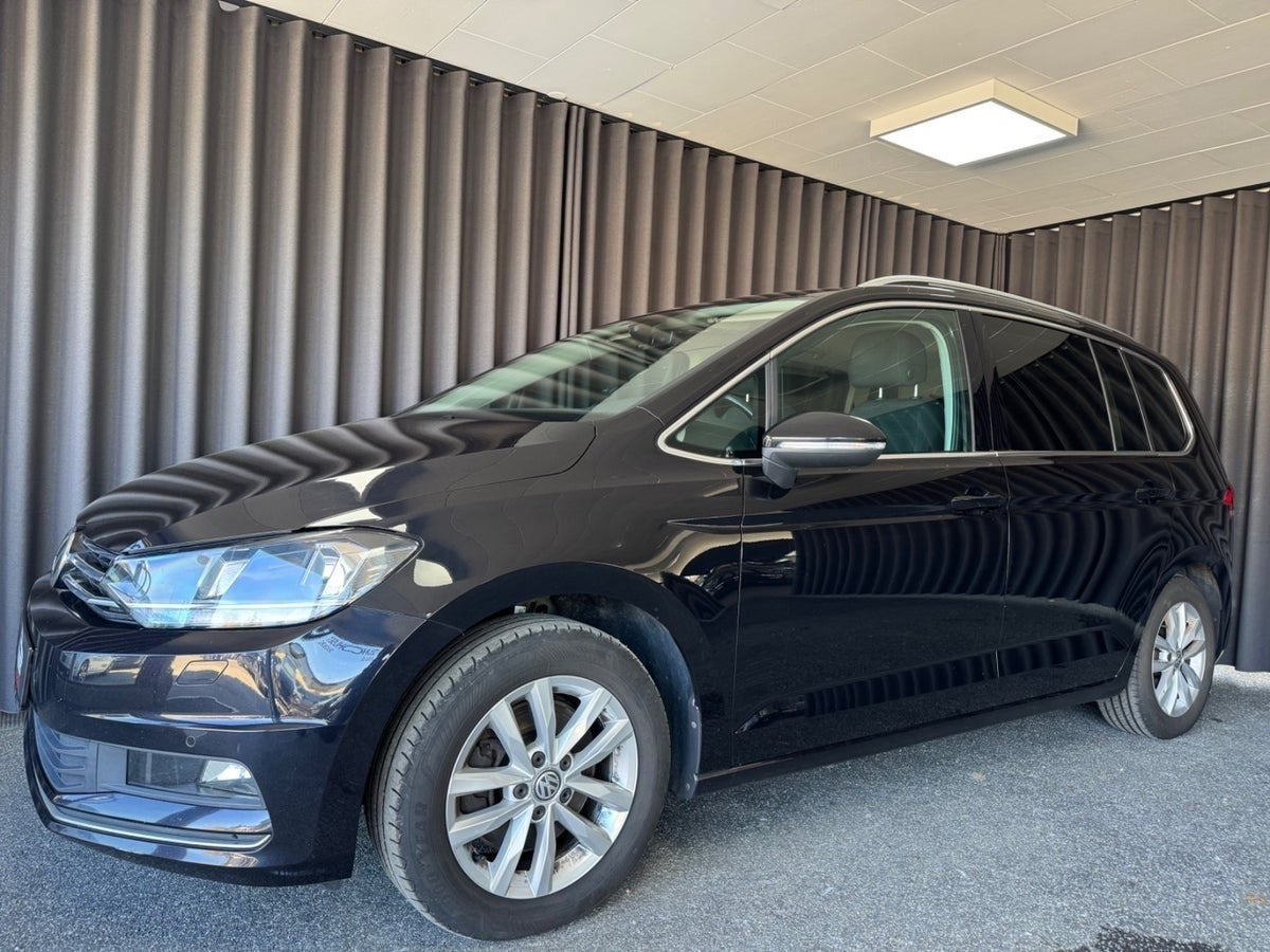 Sort VW Touran fra 2018