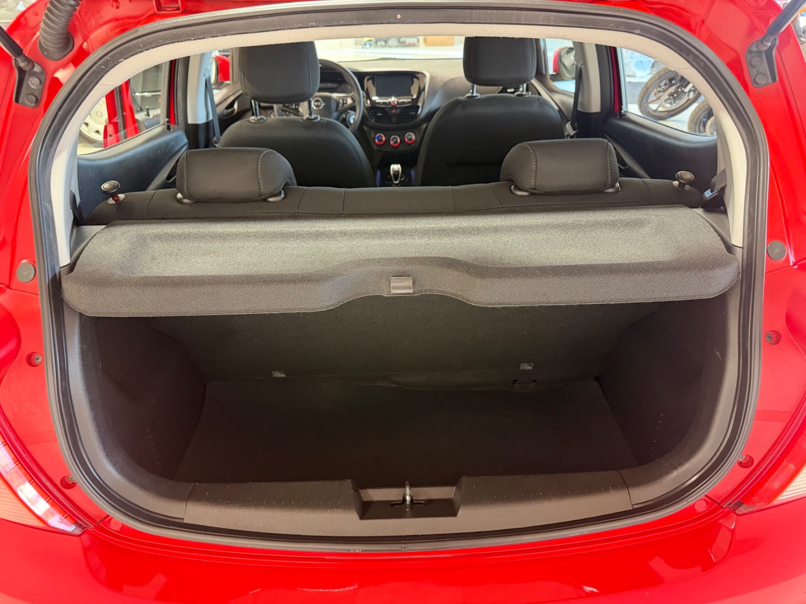 Rød Opel Karl fra 2016