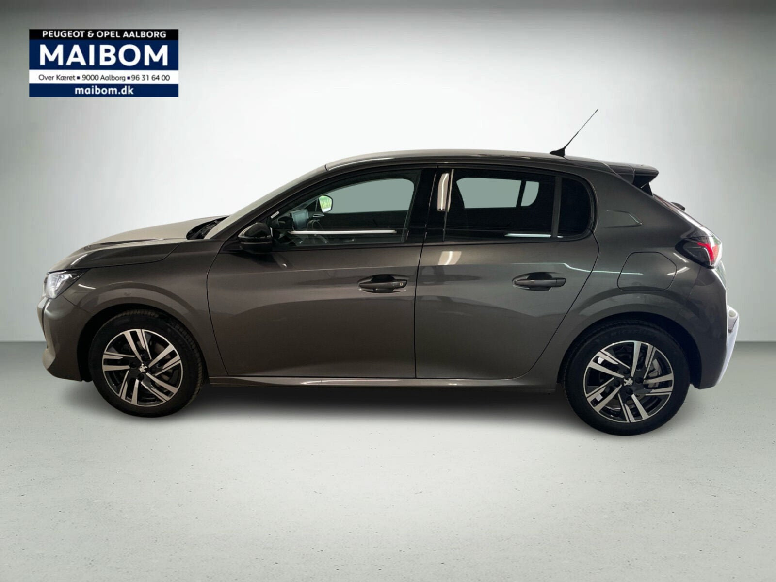 Sort Peugeot 208 fra 2023