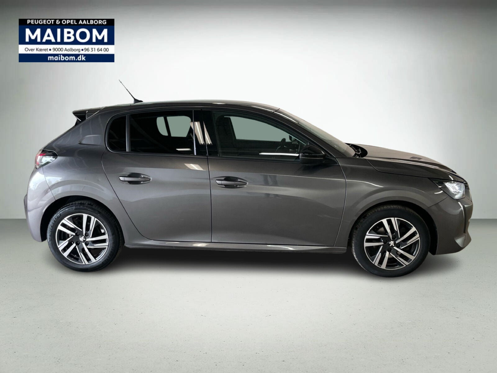 Sort Peugeot 208 fra 2023