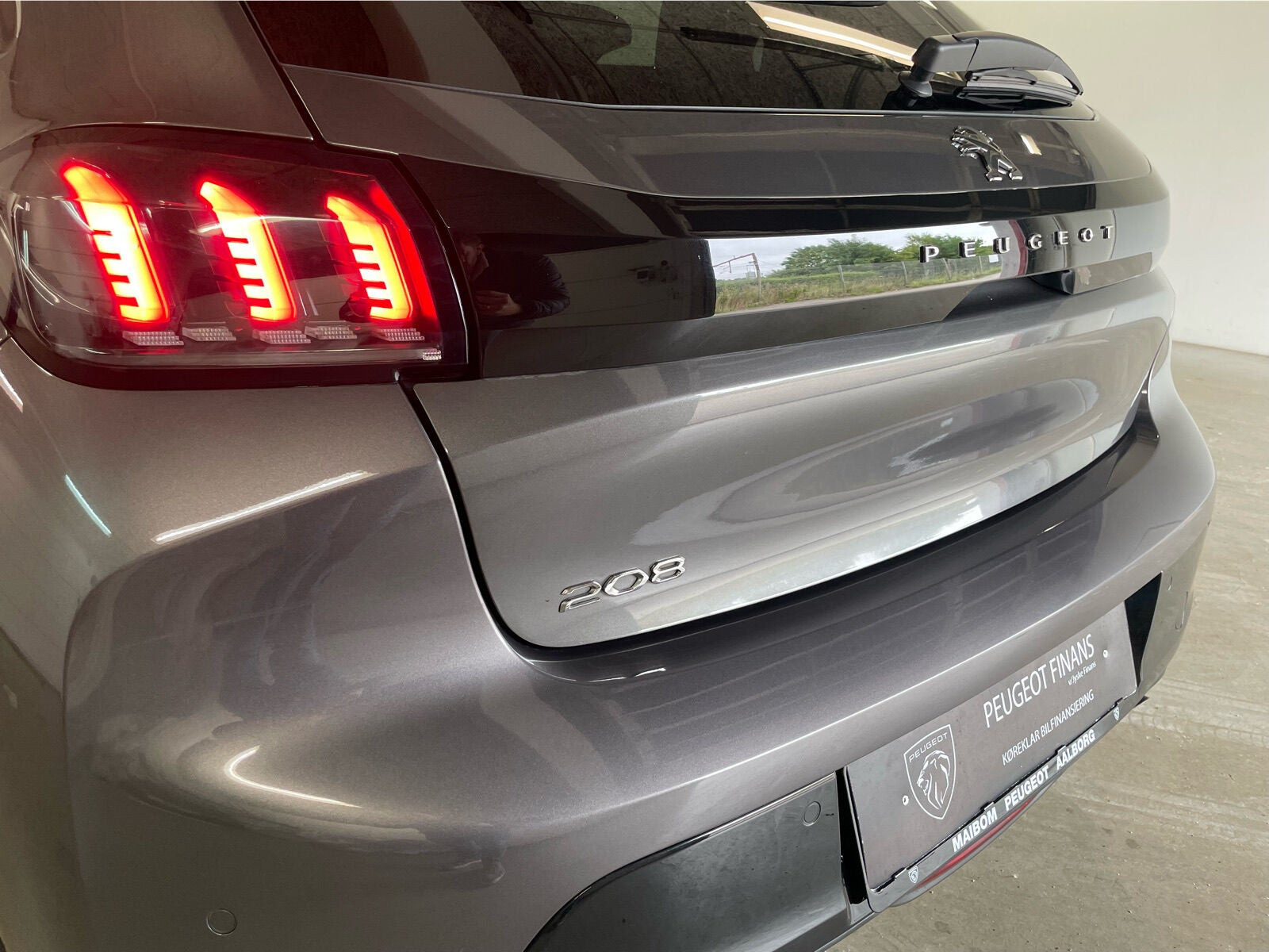 Sort Peugeot 208 fra 2023
