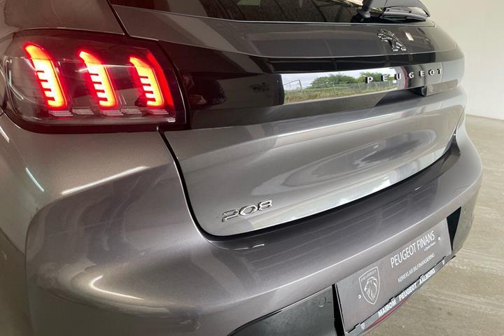 Sort Peugeot 208 fra 2023