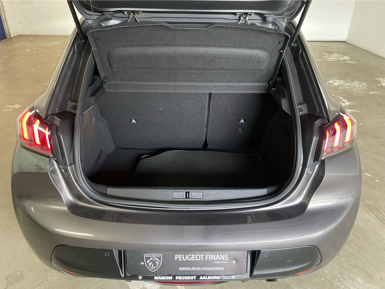 Sort Peugeot 208 fra 2023