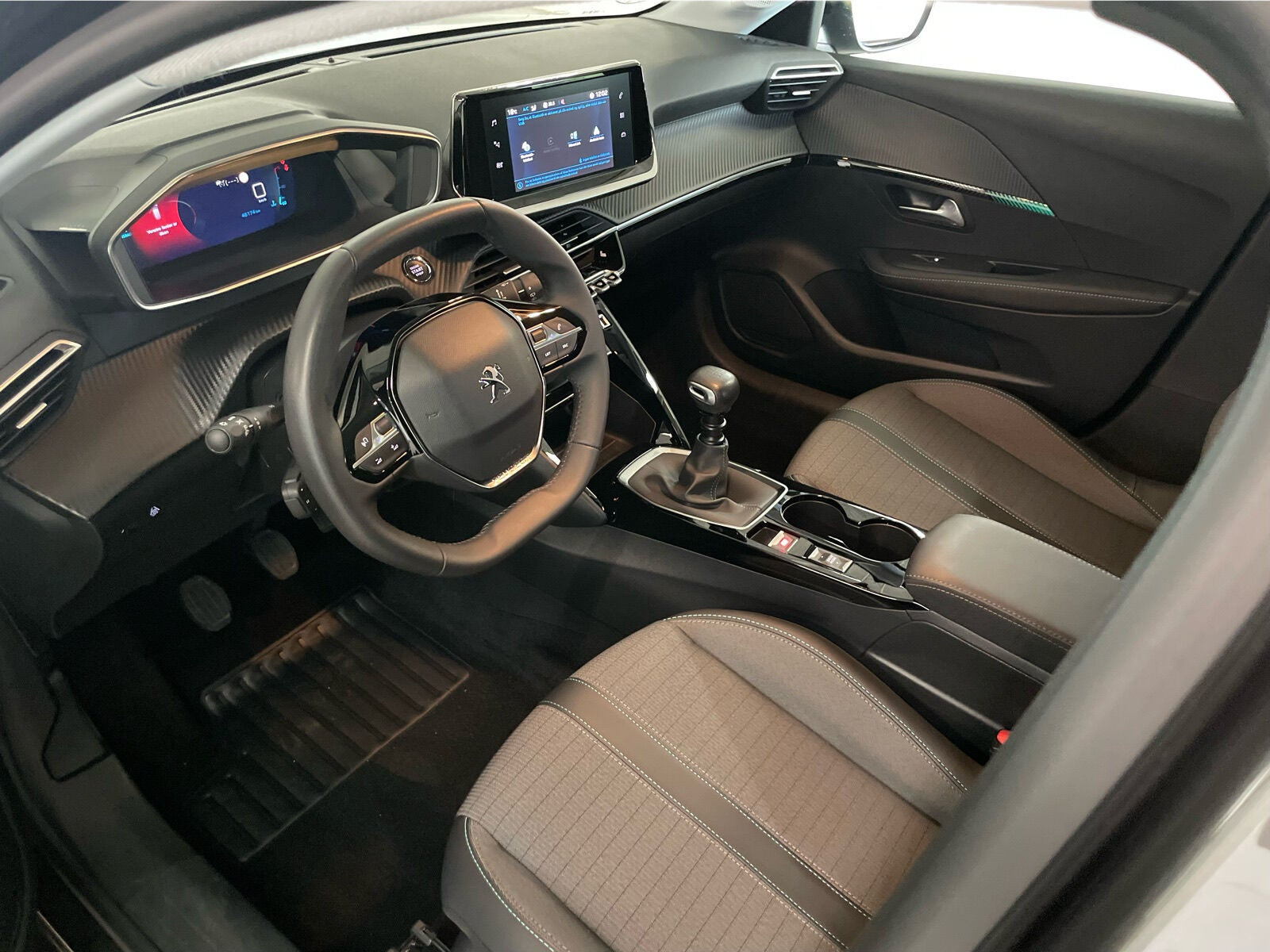 Sort Peugeot 208 fra 2023