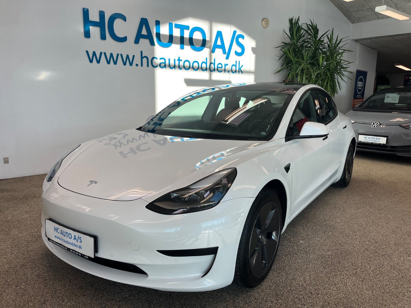 Hvid Tesla Model 3 fra 2021 set udefra