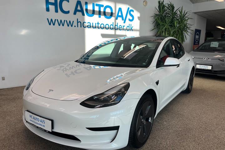 Hvid Tesla Model 3 fra 2021 set udefra