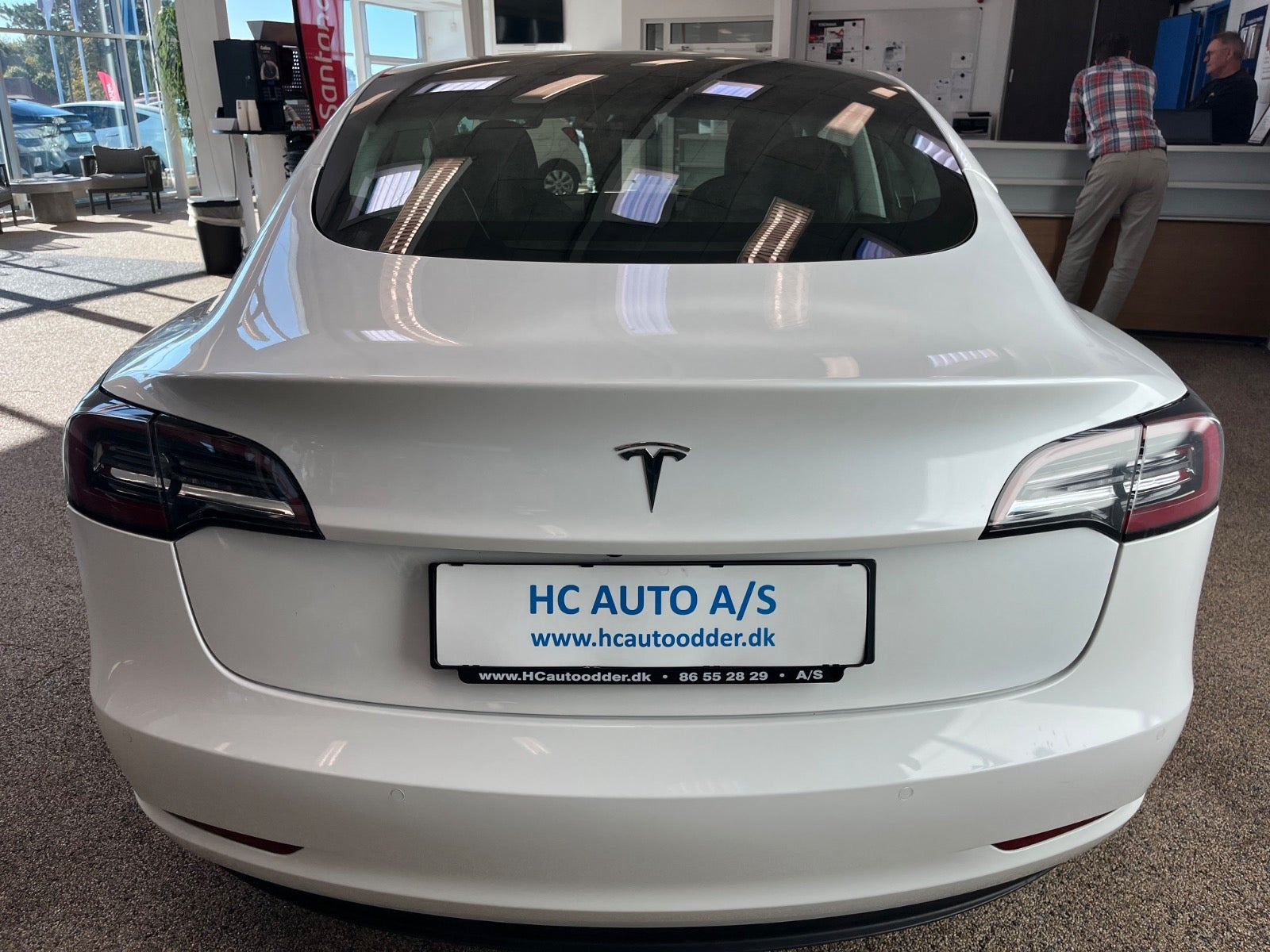 Hvid Tesla Model 3 fra 2021