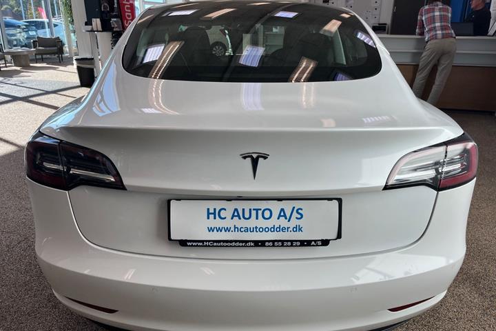 Hvid Tesla Model 3 fra 2021