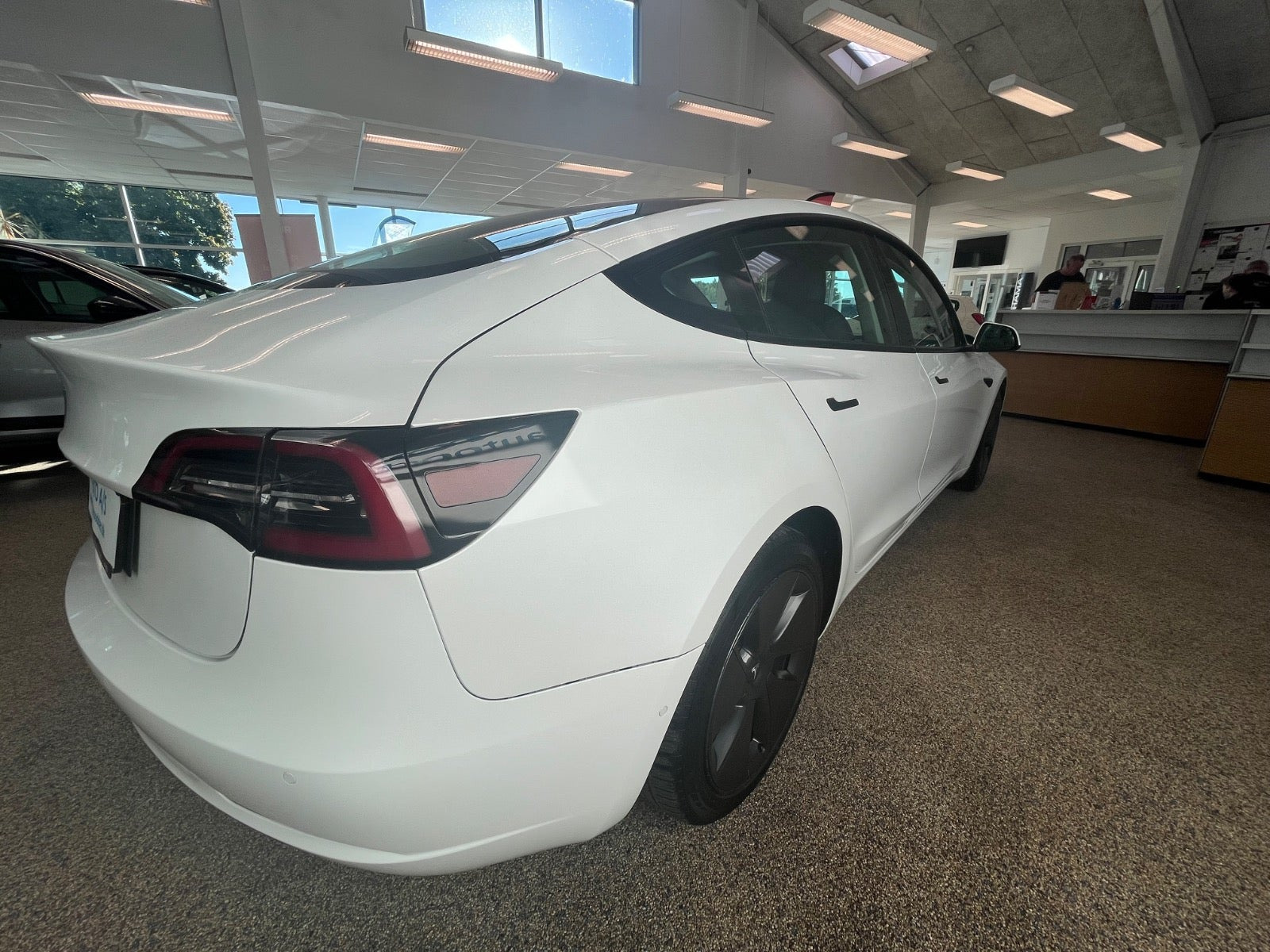 Hvid Tesla Model 3 fra 2021