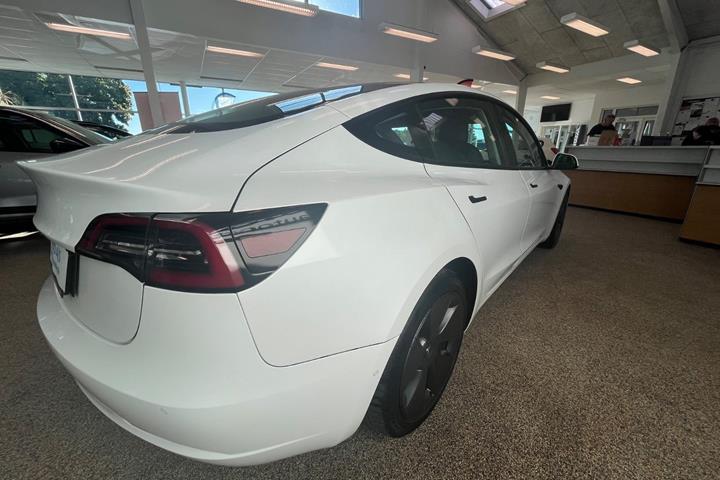 Hvid Tesla Model 3 fra 2021