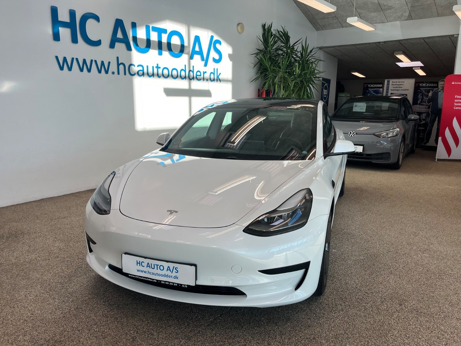 Hvid Tesla Model 3 fra 2021
