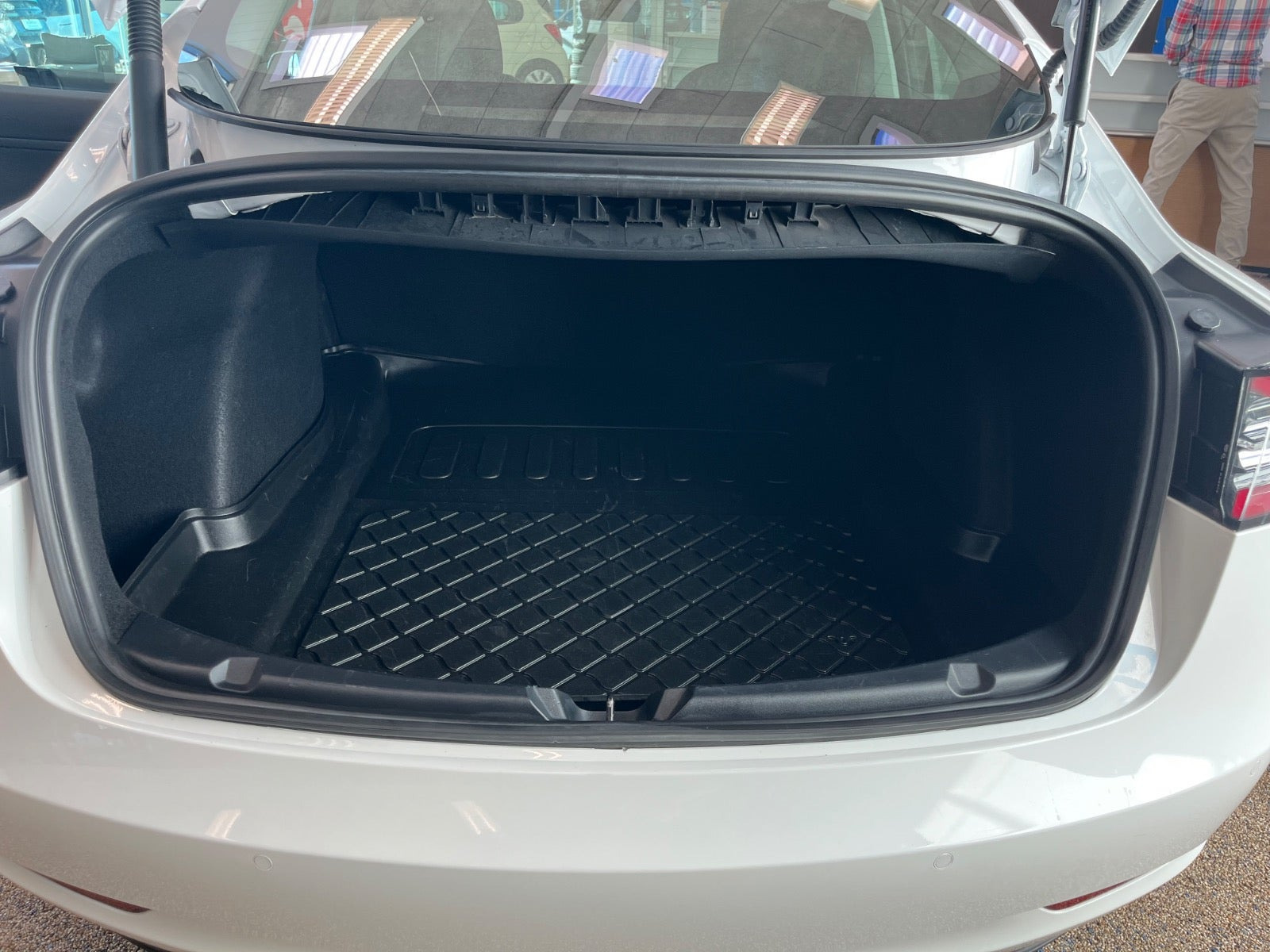 Hvid Tesla Model 3 fra 2021