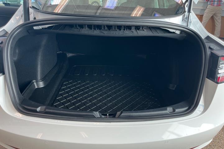 Hvid Tesla Model 3 fra 2021