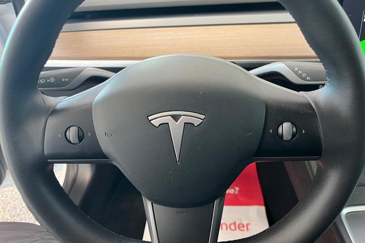 Hvid Tesla Model 3 fra 2021
