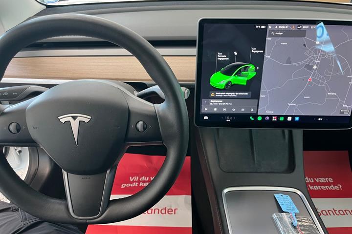 Hvid Tesla Model 3 fra 2021