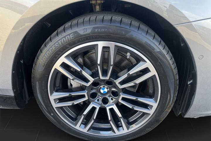 Orange BMW i5 fra 2026