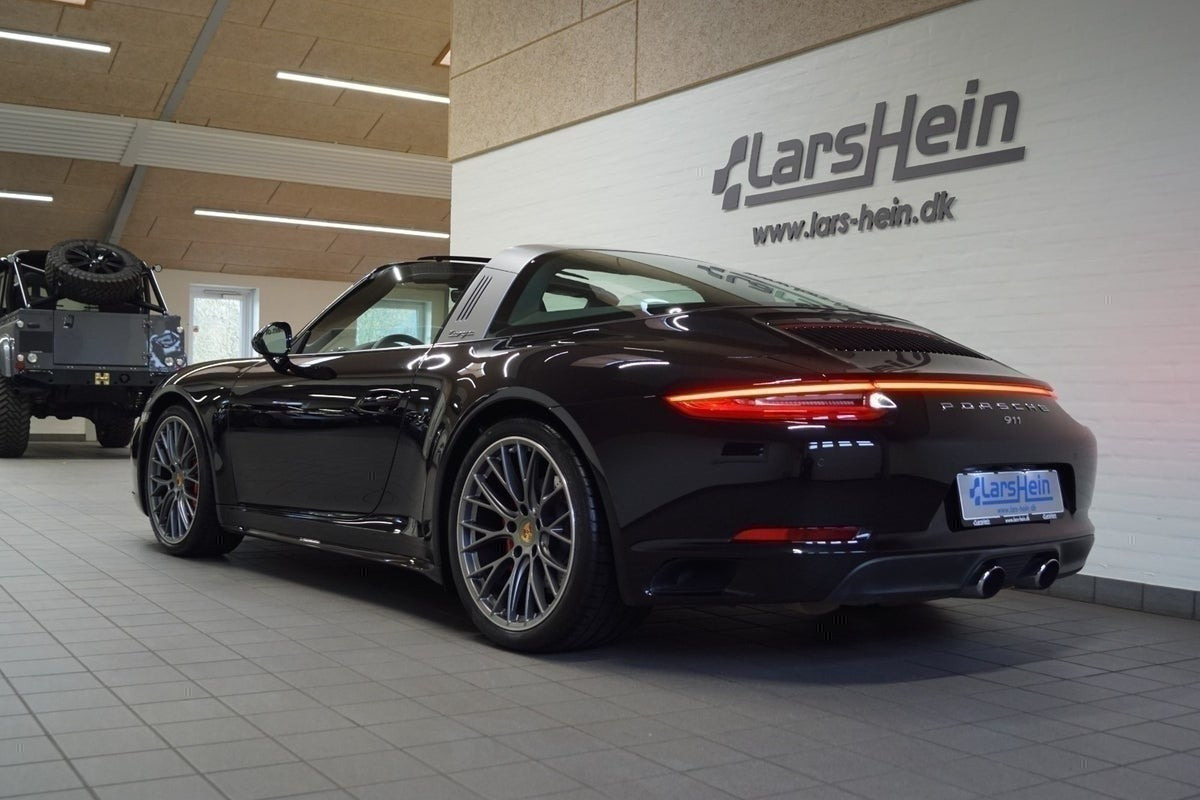 Sort Porsche 911 Targa 4S fra 2017