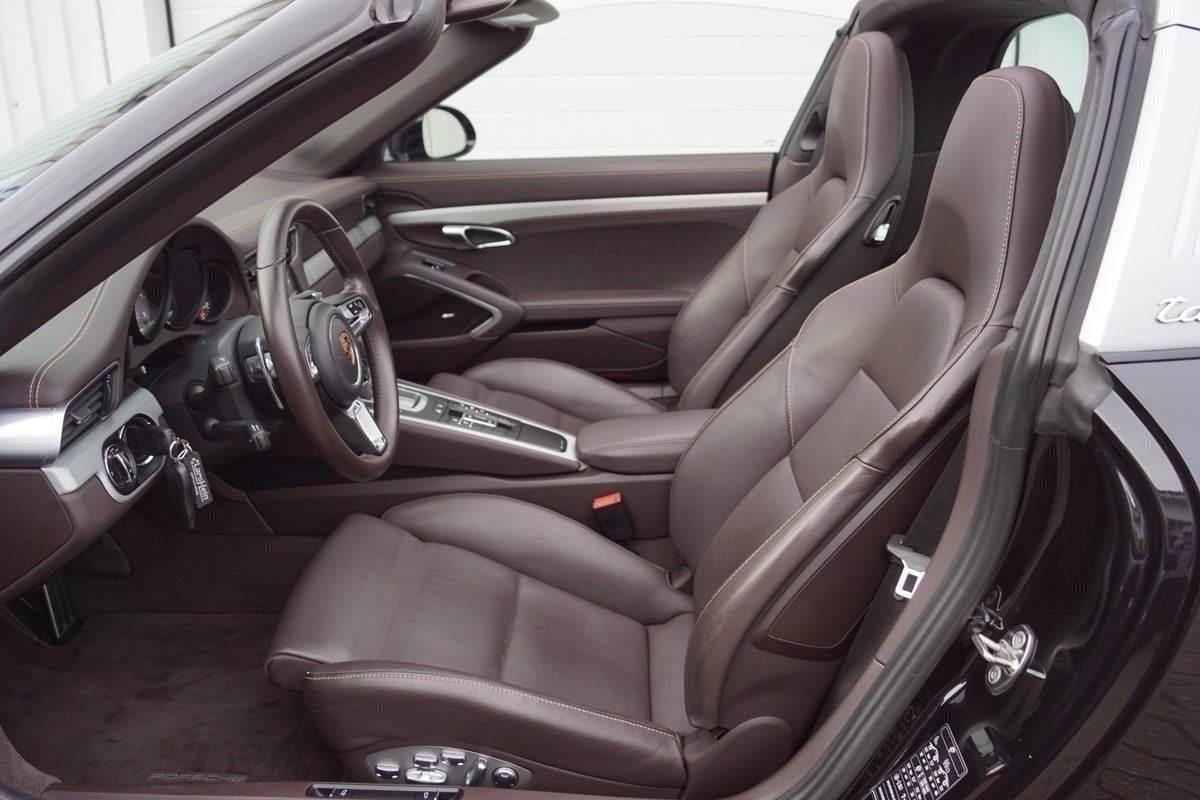 Sort Porsche 911 Targa 4S fra 2017
