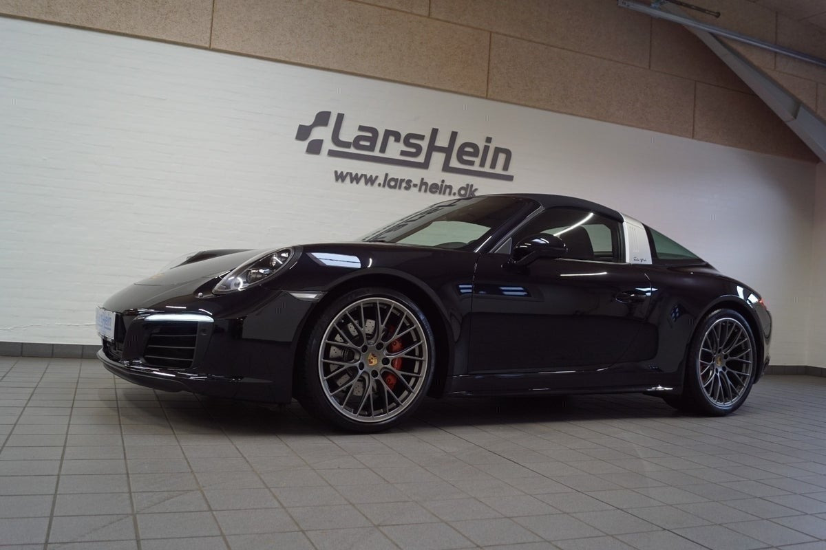 Sort Porsche 911 Targa 4S fra 2017