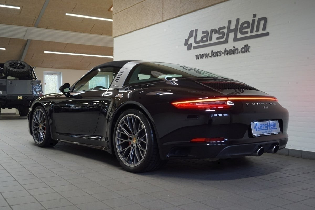 Sort Porsche 911 Targa 4S fra 2017