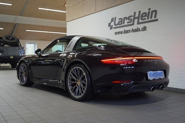 Sort Porsche 911 Targa 4S fra 2017