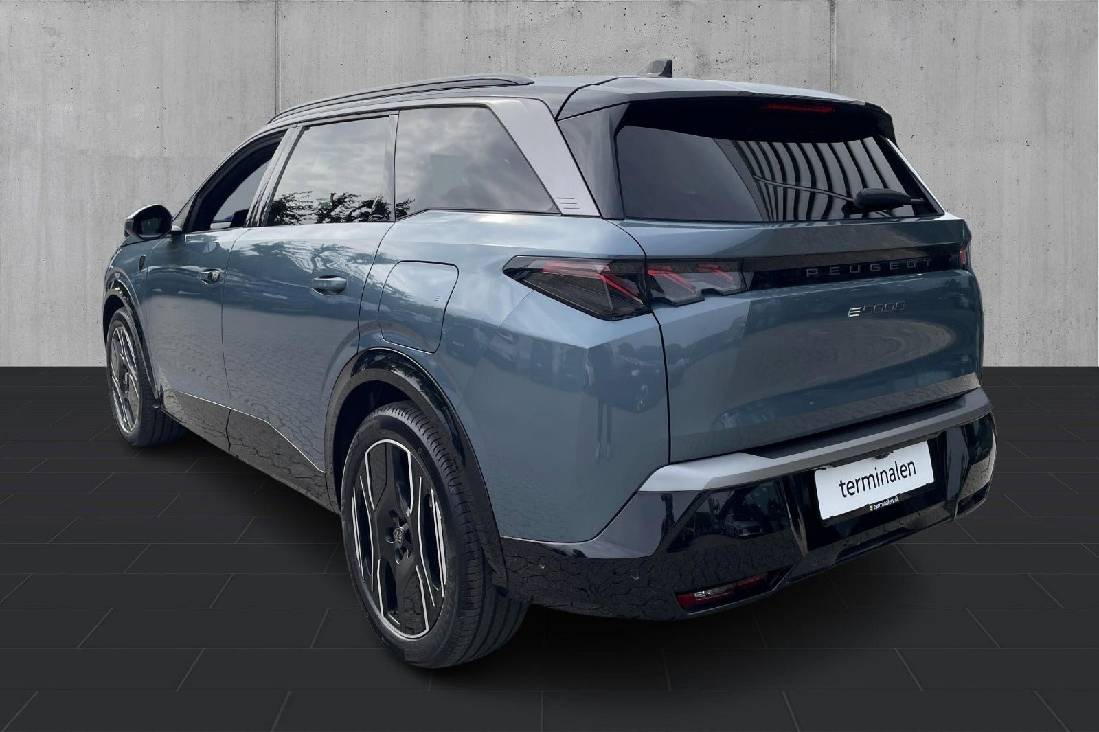 Blå Peugeot e-5008 fra 2026