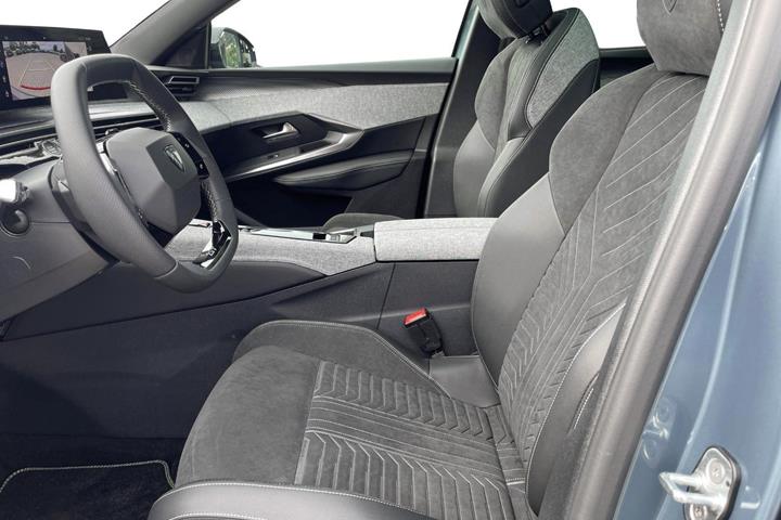 Blå Peugeot e-5008 fra 2026