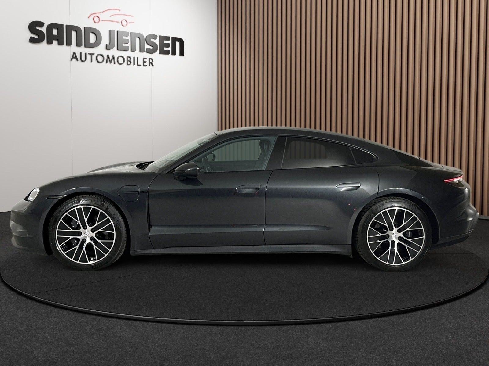 Grå Porsche Taycan fra 2025