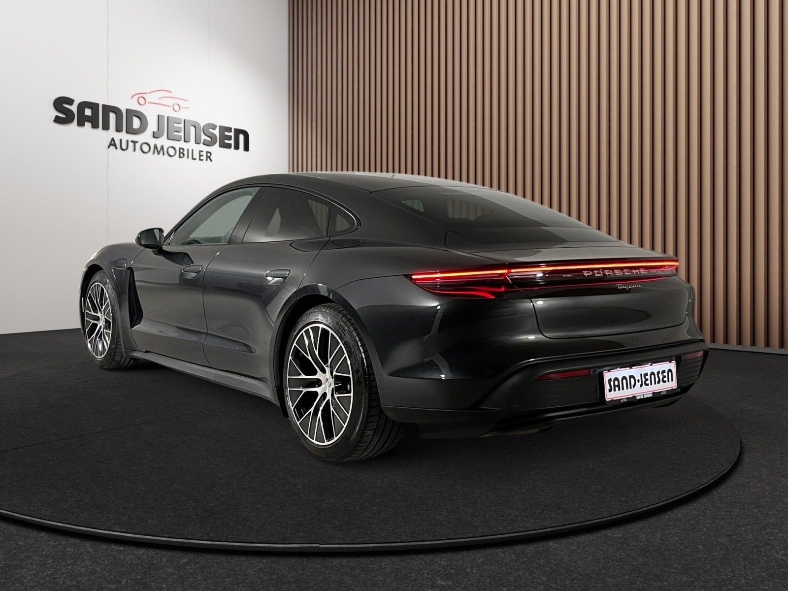 Grå Porsche Taycan fra 2025