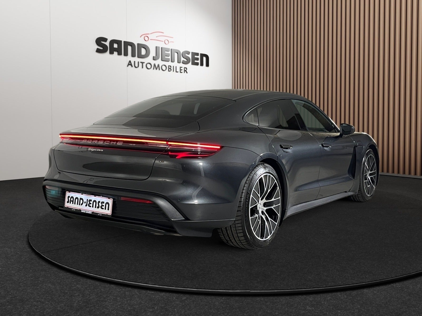 Grå Porsche Taycan fra 2025