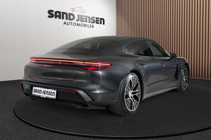 Grå Porsche Taycan fra 2025