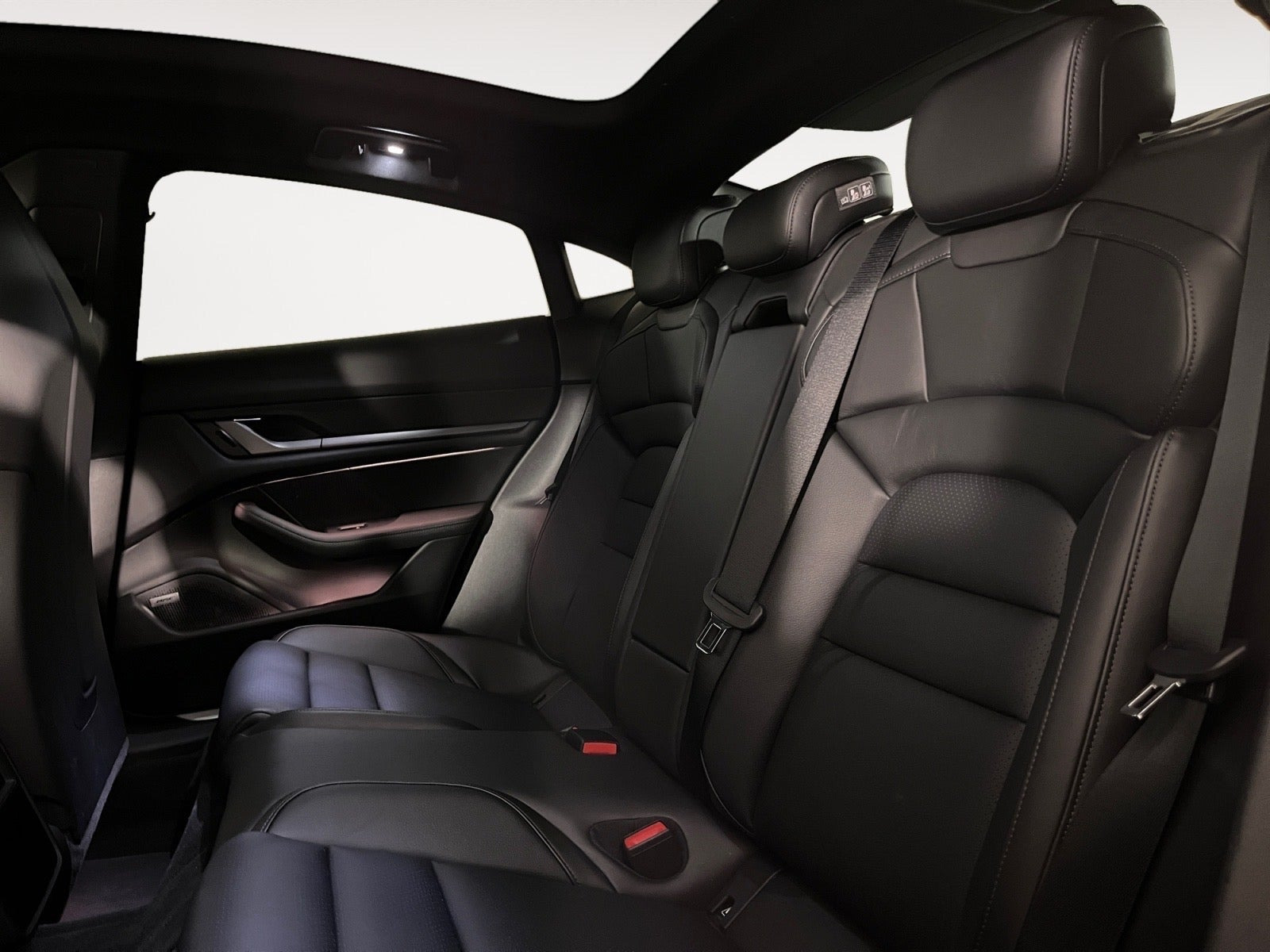 Grå Porsche Taycan fra 2025