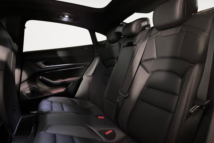 Grå Porsche Taycan fra 2025