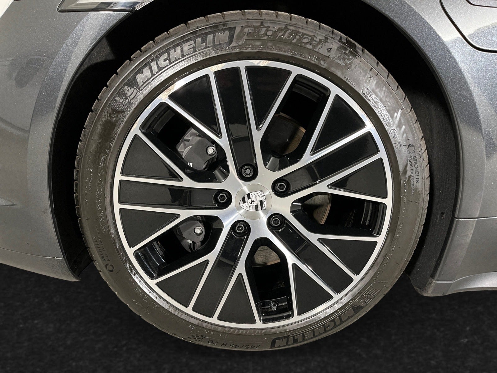 Grå Porsche Taycan fra 2025