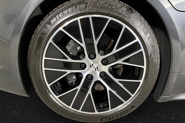 Grå Porsche Taycan fra 2025