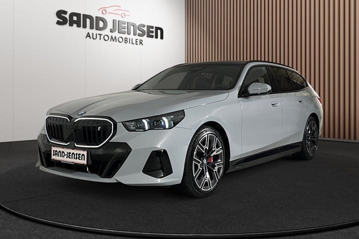 Grå BMW i5 fra 2026