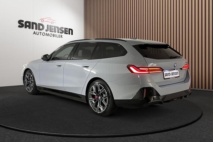 Grå BMW i5 fra 2026