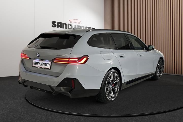 Grå BMW i5 fra 2026