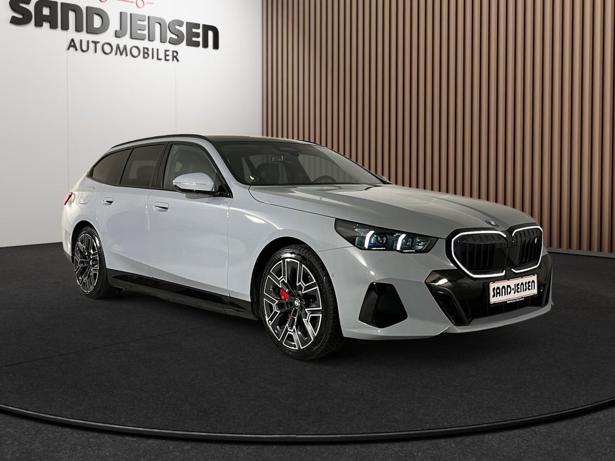 Grå BMW i5 fra 2026
