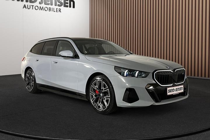 Grå BMW i5 fra 2026