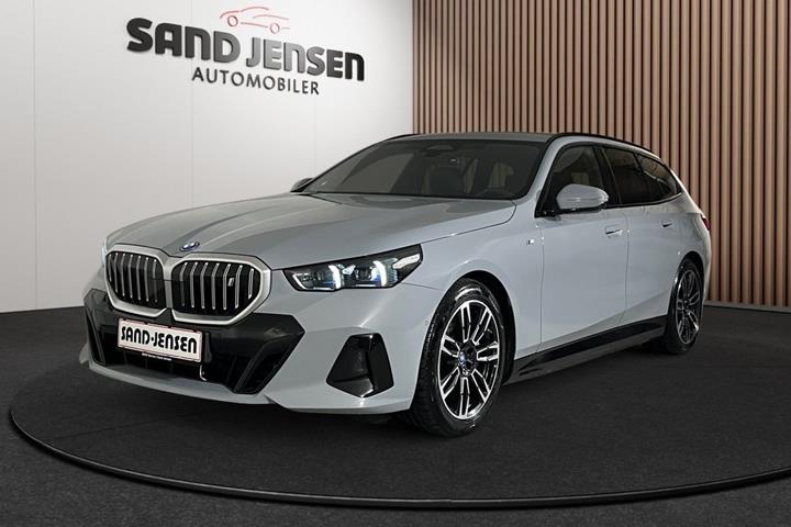 Grå BMW i5 fra 2025